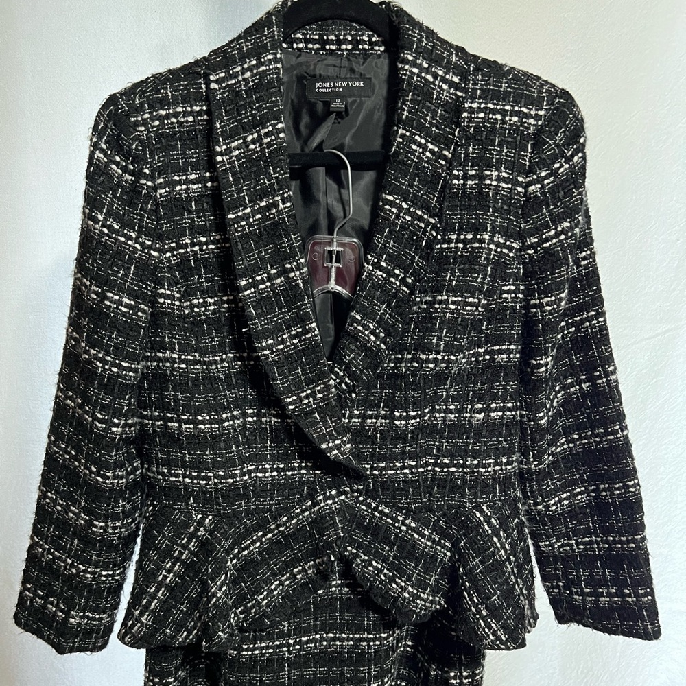 classic Black and White Jone’s New York suit